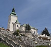 Prenájom Kancelárie 110 m² v centre Ružomberka - Kostol s vežou obklopený schodiskom a zeleňou v Ružomberku.