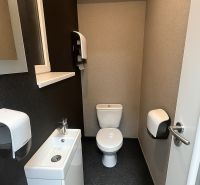 Prenájom Kancelárie 110 m² v centre Ružomberka - Toaleta s umývadlom a zásobníkom na papier v kanceláriách.