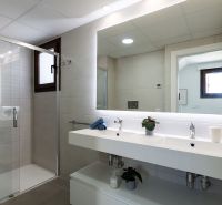 Predaj 2-izbového bytu, Almería, Španielsko - Kúpeľňa v 2-izbovom byte s dvojitým umývadlom, zrkadlom a sprchovým kútom.