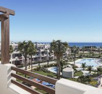 1-izbový apartmán pri pláži, Pulpí, Costa de Almería - Balkón Rekreačného apartmánu v Pulpí s výhľadom na bazén a more, obklopené palmami.