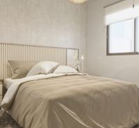 1-izbový apartmán pri pláži, Pulpí, Costa de Almería - Spálňa v rekreačnom apartmáne s posteľou, vzorovanou stenou a veľkým oknom.