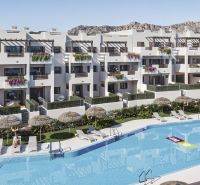 1-izbový apartmán pri pláži, Pulpí, Costa de Almería - Rekreačný apartmán v Pulpí s bazénom, ležadlami a slnečníkmi, obklopený zeleňou.