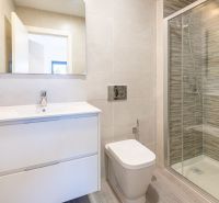 2-izb. bungalov so záhradou, Cala Murada, Mallorca - Kúpeľňa v rekreačnom apartmáne s veľkým sprchovacím kútom a elegantným umývadlom.