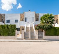 2-izb. bungalov so záhradou, Cala Murada, Mallorca - Rekreačný apartmán v Cala Murada na Mallorce s modernou fasádou a zeleným plotom.