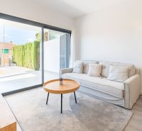 2-izb. bungalov so záhradou, Cala Murada, Mallorca - Rekreačný apartmán s pohodlnou sedačkou, stolíkom a veľkým oknom.
