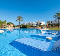 2-izb. bungalov so záhradou, Cala Murada, Mallorca - Bazén pri rekreačnom apartmáne v Cala Murada na Malorke s palmami a ležadlami.