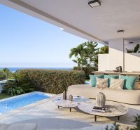1-izbový apartmán s výhľadom na more, Estepona, Costa del Sol - Terasa rekreačného apartmánu v Estepone s bazénom, výhľadom na more a komfortným sedením.