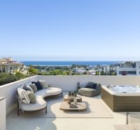 1-izbový apartmán s výhľadom na more, Estepona, Costa del Sol - Terasa v Rekreačnom apartmáne v Estepona s moderným nábytkom, vírivkou a výhľadom na more.