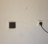 NA PREDAJ MUROVANÁ GARÁŽ 18 m² VO ZVOLENE – ELEKTRINA, VLASTNÝ POZEMOK - Stena s elektrickou zásuvkou v Garážach na Jesenského ulici vo Zvolene.