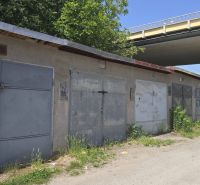 NA PREDAJ MUROVANÁ GARÁŽ 18 m² VO ZVOLENE – ELEKTRINA, VLASTNÝ POZEMOK - Garáže na Jesenského ulici v Zvolene popri ceste so zeleňou a grafitmi.