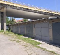 NA PREDAJ MUROVANÁ GARÁŽ 18 m² VO ZVOLENE – ELEKTRINA, VLASTNÝ POZEMOK - Garáže na Jesenského ulici vo Zvolene pod mostom, obklopené zeleňou a štrkovou cestou.