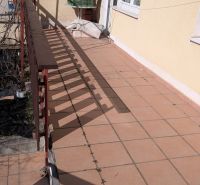 Radový domček na Zobore s výhľadom na mesto, Ružová ulica, garáž - Terasa pri rodinnom dome na Ružovej ulici v Nitre s dlažbou a zábradlím.