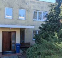 Radový domček na Zobore s výhľadom na mesto, Ružová ulica, garáž - Rodinný dom na Ružovej ulici v Nitre s upraveným vstupom a zeleňou.