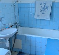 Radový domček na Zobore s výhľadom na mesto, Ružová ulica, garáž - Kúpeľňa v rodinnom dome s modrými obkladačkami a vaňou, biela umývadlo.