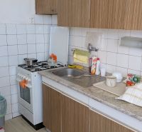 Radový domček na Zobore s výhľadom na mesto, Ružová ulica, garáž - Kuchyňa v rodinnom dome s dreveným dekorom skríň a kachľovou stenou.