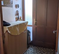 Radový domček na Zobore s výhľadom na mesto, Ružová ulica, garáž - Chodba v rodinnom dome s hnedými dverami a kobercom so vzorom.