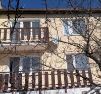 Radový domček na Zobore s výhľadom na mesto, Ružová ulica, garáž - Rodinný dom na Ružovej ulici v Nitre s balkónmi a bezlistým stromom.