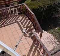 Radový domček na Zobore s výhľadom na mesto, Ružová ulica, garáž - Dlaždená terasa so zábradlím a schodmi v rodinnom dome na Ružovej ulici v Nitre.