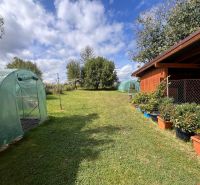 Rodinný dom Bacúch – rekonštrukcia. - Záhrada rodinného domu v Bacúchu s fóliovníkmi a altánkom obklopená rastlinami.