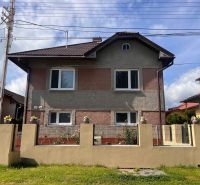 Rodinný dom Bacúch – rekonštrukcia. - Rodinný dom v Bacúchu obklopený záhradou a oplotením pod modrou oblohou.
