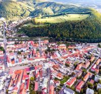 DOSTALI SME DOPYT! Hľadáme pre klienta 2i byt do 170.000€, B. Bystrica - Letecký pohľad na historické centrum a okolie Banskej Bystrice.