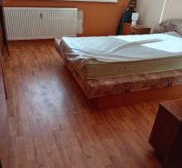 3,5 izbový byt na Klokočine, Partizánska ulica - Izba so svetlou podlahou s dreveným dekorom a jednoduchou posteľou v 3-izbovom byte.