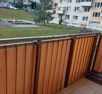 3,5 izbový byt na Klokočine, Partizánska ulica - Výhľad z 3-izbového bytu v Nitre na trávnatý dvor s detským ihriskom.