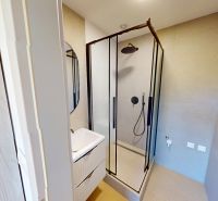 Na predaj kompletne zrekonštruovaný 3-izbový byt v Trenčíne - Kúpeľňa v 2-izbovom byte s preskleným sprchovacím kútom a umývadlom.