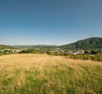 Na predaj stavebný pozemok pre rodinné domy – Banská Bystrica P306ZL - Krajina s lúkami a kopcami na Partizánskej ceste v Banskej Bystrici, vhodná na pozemky - bývanie.
