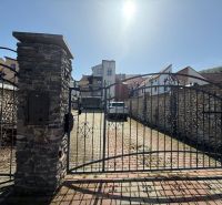 Reprezentatívny meštiansky dom s parkovaním v centre Banskej Bystrice  - Brána s kamenným múrom so zvláštnymi nehnuteľnosťami v Banskej Bystrici.