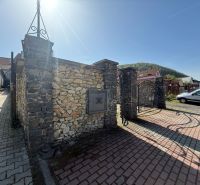 Reprezentatívny meštiansky dom s parkovaním v centre Banskej Bystrice  - Kamenná brána a tehlová cesta v Banskej Bystrici, Zvláštne nehnuteľnosti.