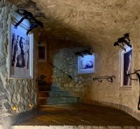 Reprezentatívny meštiansky dom s parkovaním v centre Banskej Bystrice  - Kamenné steny s umeleckou fotografiou a schodiskom, Zvláštne nehnuteľnosti.