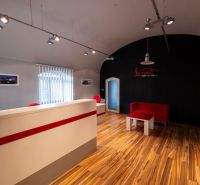 Reprezentatívny meštiansky dom s parkovaním v centre Banskej Bystrice  - Interiér kancelárie so sedením a podlahou s dreveným dekorom. Zvláštne nehnuteľnosti.