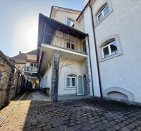 Reprezentatívny meštiansky dom s parkovaním v centre Banskej Bystrice  - Dvorec zvláštnych nehnuteľností v Banskej Bystrici s kamennými detailmi a obrubníkovou dlažbou.