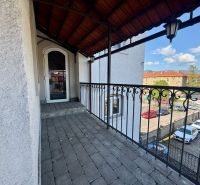 Reprezentatívny meštiansky dom s parkovaním v centre Banskej Bystrice  - Balkón so železným zábradlím a výhľadom na parkovisko v Banskej Bystrici. Zvláštne nehnuteľnosti.