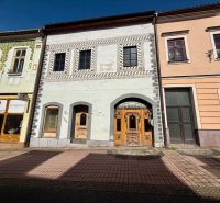 Reprezentatívny meštiansky dom s parkovaním v centre Banskej Bystrice  - Historické budovy v Banskej Bystrici, Zvláštne nehnuteľnosti s dekoratívnymi fasádami a obchodmi.