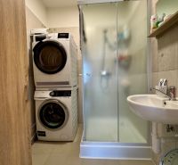 Moderný 3-izbový byt s balkónom a 2 parkovacími miestami - Ludanice - Kúpeľňa v 3-izbovom byte so sprchovým kútom, práčkou a sušičkou.