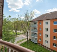 Exkluzívny 3-izbový podkrovný byt s krbom a balkónom - Výhľad z balkóna 3-izbového bytu v Poprade na okolitú zeleň a bytovú budovu.