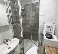 NA PRENÁJOM Pekný 2 izbový byt v Centre Pezinka 700,- EUR - Kúpeľňa v 2-izbovom byte s modernou sprchou a úložným priestorom.