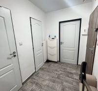 NA PRENÁJOM Pekný 2 izbový byt v Centre Pezinka 700,- EUR - Vstupná chodba v 2-izbovom byte s podlahou s dreveným dekorom a bielymi dverami.