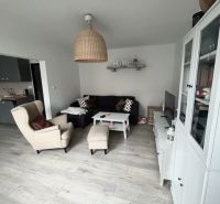 NA PRENÁJOM Pekný 2 izbový byt v Centre Pezinka 700,- EUR - Obývačka v 2-izbovom byte s podlahou s dreveným dekorom a pohodlným nábytkom.