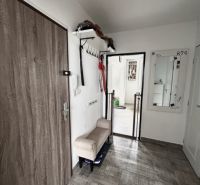 NA PRENÁJOM Pekný 2 izbový byt v Centre Pezinka 700,- EUR - Chodba s podlahou s dreveným dekorom v 2-izbovom byte, vešiaková stena, zrkadlo.