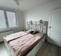 NA PRENÁJOM Pekný 2 izbový byt v Centre Pezinka 700,- EUR - Spálňa v 2-izbovom byte s podlahou s dreveným dekorom a dvojposteľou.