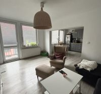 NA PRENÁJOM Pekný 2 izbový byt v Centre Pezinka 700,- EUR - Obývacia izba v 2-izbovom byte s podlahou s dreveným dekorom a nábytkom.