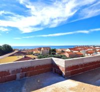 CHORVÁTSKO - 3 izbové apartmány PRIVLAKA, ZADAR - Výhľad z terasy 3-izbového bytu v Privlake na more a strechy domov.