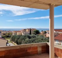 CHORVÁTSKO - 3 izbové apartmány PRIVLAKA, ZADAR - Výhľad na more z 3-izbového bytu v meste Privlaka, nad okolitými domami a stromami.