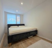 : 1,5-izbový byt, Košice – Juh, loggia, 43 m² - Spálňa v 2-izbovom byte s manželskou posteľou a podlahou s dreveným dekorom.
