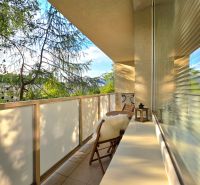 : 1,5-izbový byt, Košice – Juh, loggia, 43 m² - Balkón 2-izbového bytu s výhľadom na zeleň a pohodlným sedením.