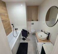 : 1,5-izbový byt, Košice – Juh, loggia, 43 m² - Kúpeľňa v 2-izbovom byte s vaňou, čiernymi doplnkami a dlažbou.