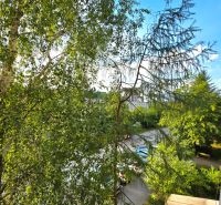: 1,5-izbový byt, Košice – Juh, loggia, 43 m² - Výhľad na zeleň a chodníky z 2-izbového bytu na Jánošíkovej ulici v Košiciach (Juh).